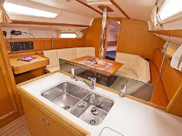 Sun Odyssey 36i - [Internal image]