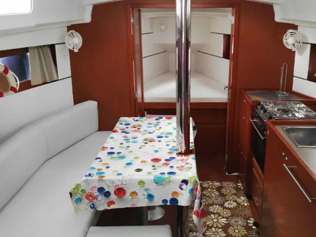 Oceanis 35 - [Internal image]