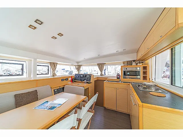 Lagoon 400 S2 A/C & GEN - [Internal image]