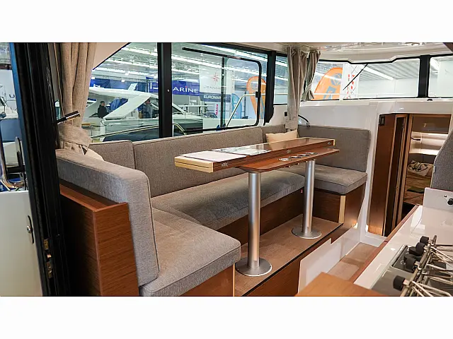 Delphia 10 Sedan - [Internal image]