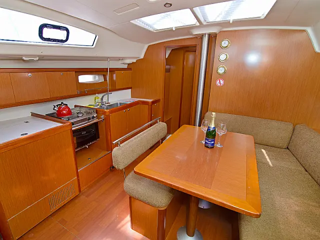 Beneteau Oceanis 43  - [Internal image]