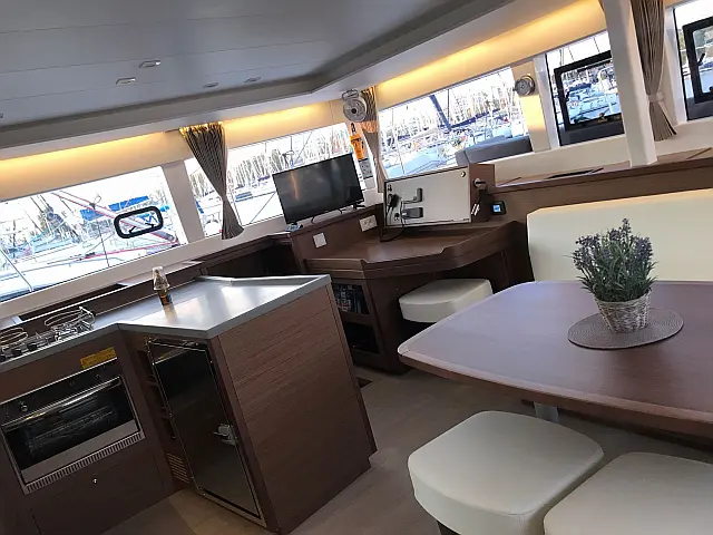 Lagoon 450 Fly - [Internal image]