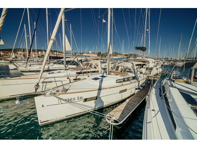 Oceanis 38  - [External image]