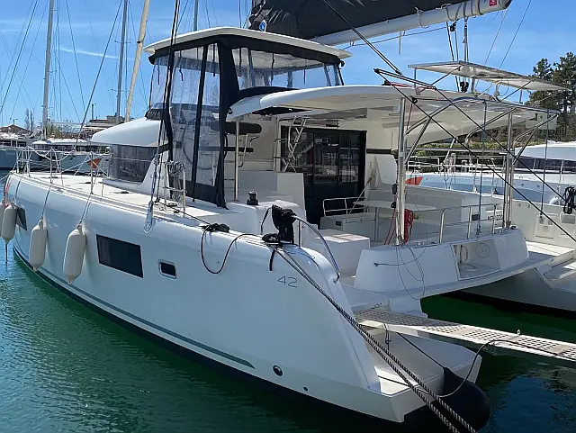 Lagoon 42 - [External image]