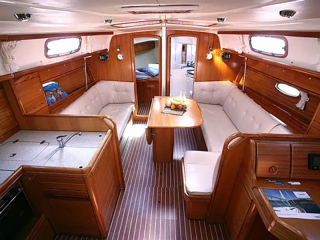 Bavaria 37 Cruiser - [Internal image]