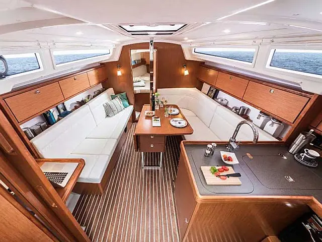 Bavaria 34 Cruiser - [Internal image]